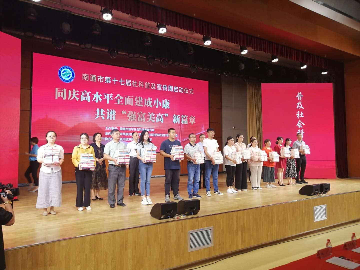 疫情爆发期间美国经济总量_美国疫情爆发实景图片(2)